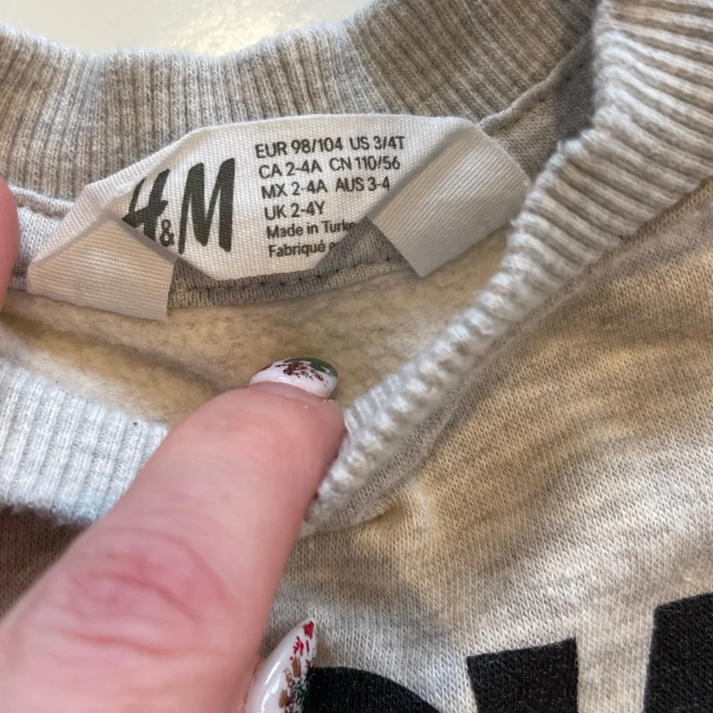 H&M Kids Marvel Avengers Sweatshirt, Size: 3T/4, like new, worn couple times - Picture 4 of 5